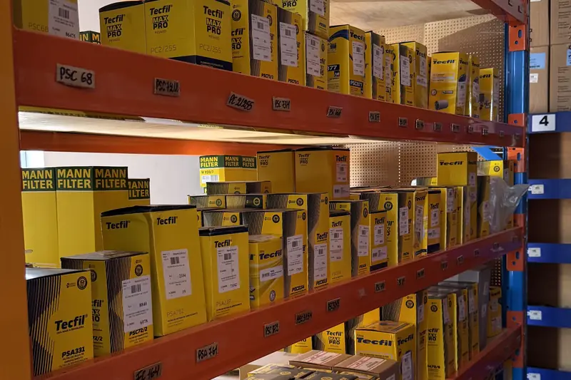 Estantería del depósito con cajas de filtros