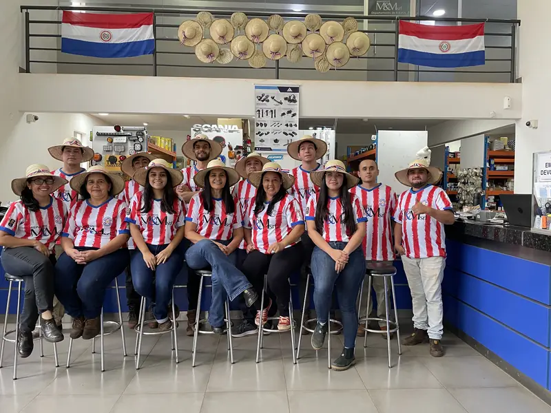 El equipo de Repuestos MyM en el salón, con la camiseta de la empresa