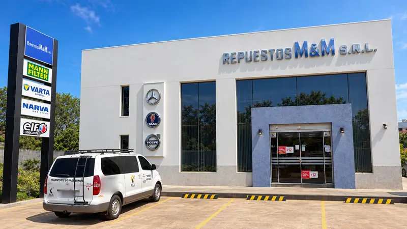 Fachada da loja da Repuestos MyM na Ruta Gral. Bernardino Caballero, em Concepción, com o painel de marcas