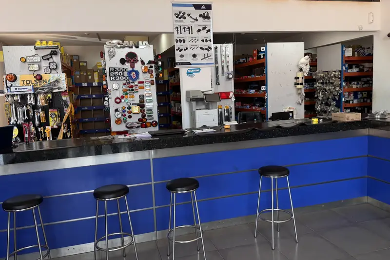 Mostrador de atención, con exhibidores de faros y herramientas detrás
